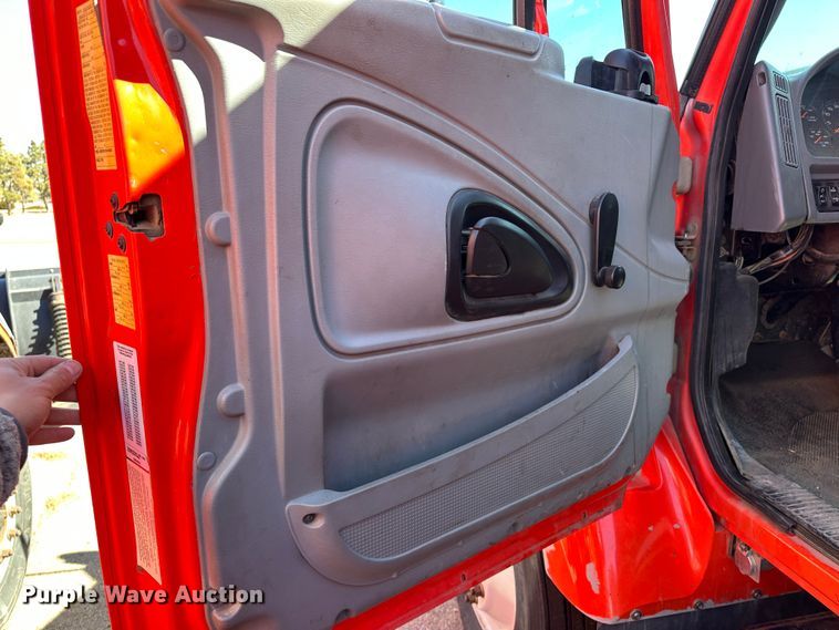 image for item LT9051 2005 International 7400  dump truck