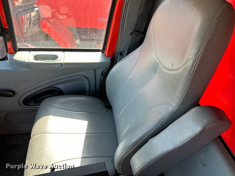 image for item LT9051 2005 International 7400  dump truck