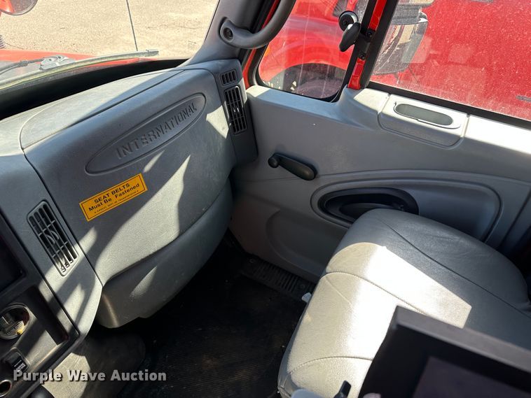 image for item LT9051 2005 International 7400  dump truck