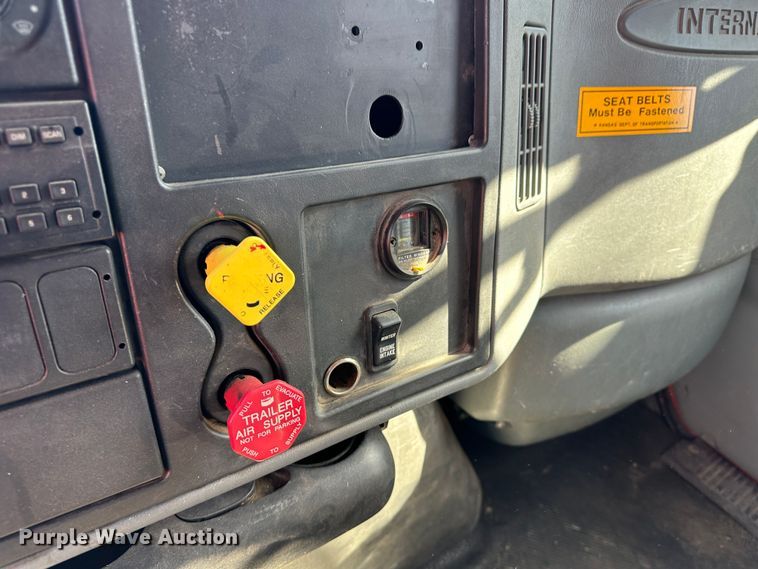 image for item LT9051 2005 International 7400  dump truck