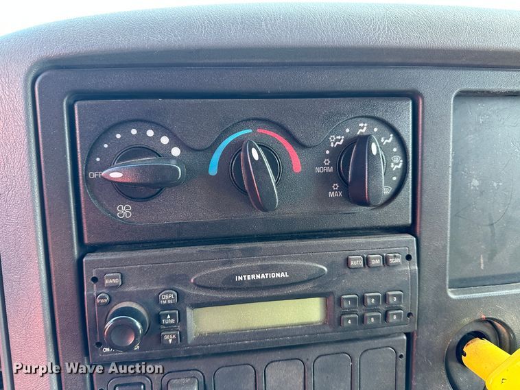 image for item LT9051 2005 International 7400  dump truck