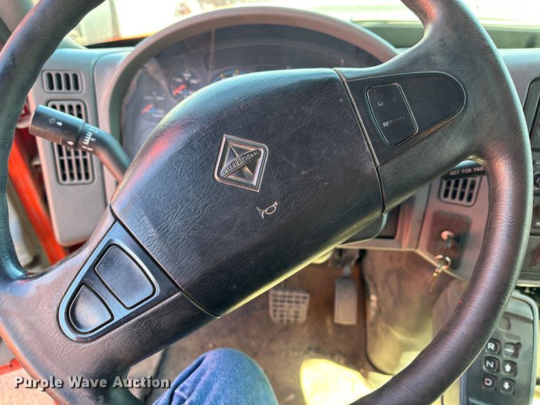 image for item LT9051 2005 International 7400  dump truck