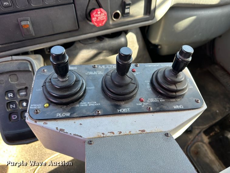 image for item LT9051 2005 International 7400  dump truck