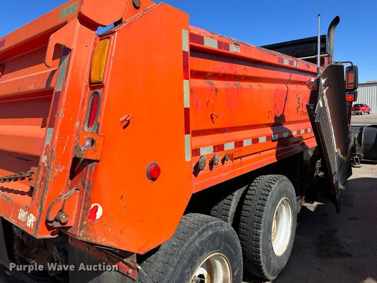 image for item LT9051 2005 International 7400  dump truck