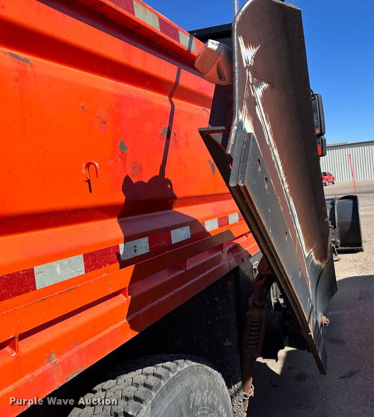 image for item LT9051 2005 International 7400  dump truck