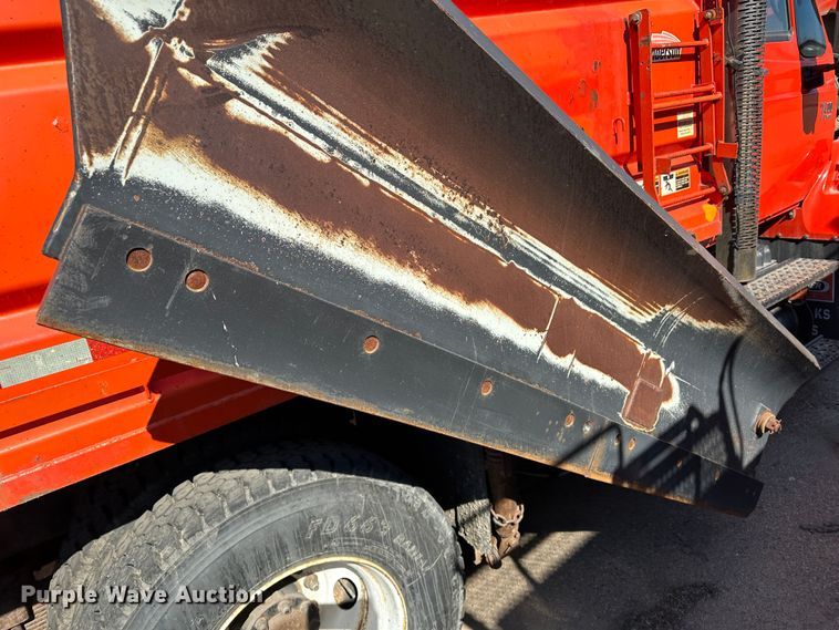 image for item LT9051 2005 International 7400  dump truck