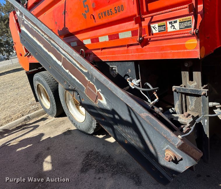 image for item LT9051 2005 International 7400  dump truck