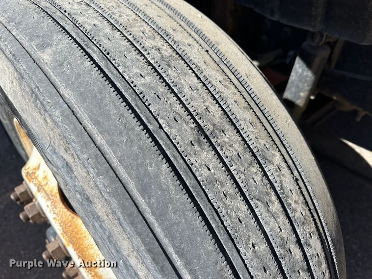 image for item LT9051 2005 International 7400  dump truck