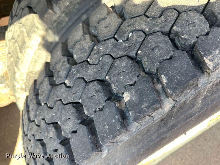 image for item LT9051 2005 International 7400  dump truck