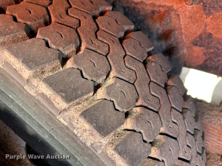 image for item LT9051 2005 International 7400  dump truck