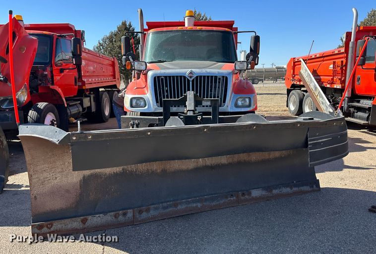 image for item LT9052 2005 International 7400  dump truck