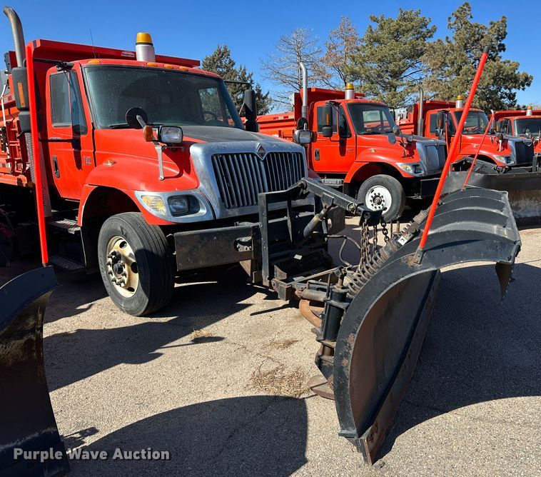 image for item LT9052 2005 International 7400  dump truck