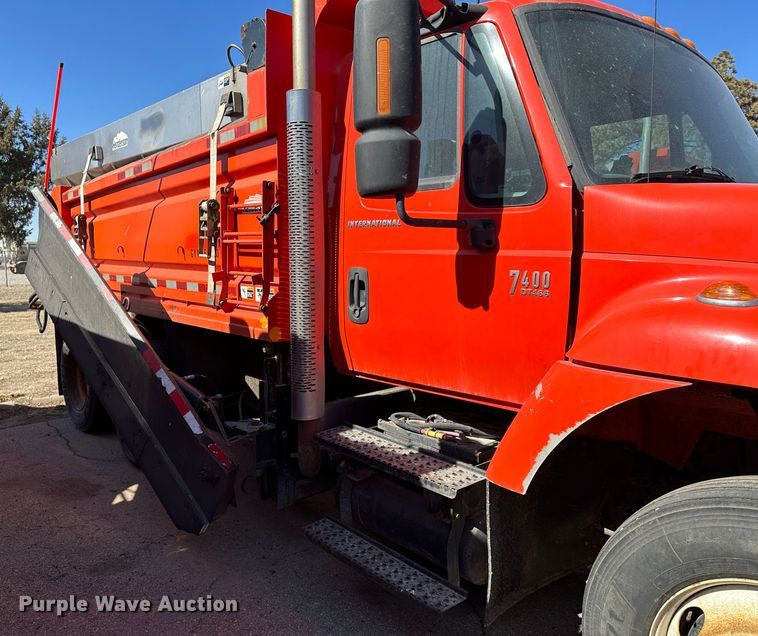 image for item LT9052 2005 International 7400  dump truck