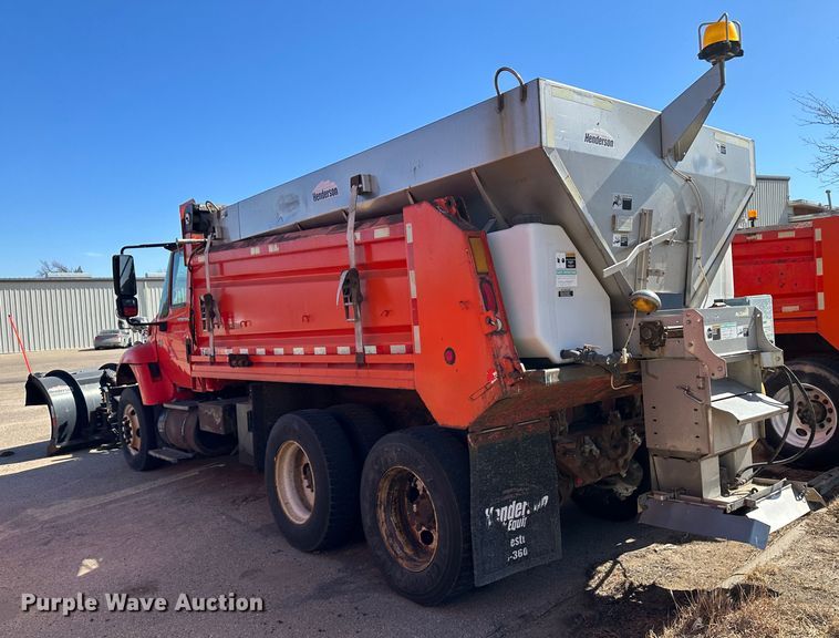 image for item LT9052 2005 International 7400  dump truck