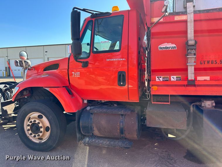 image for item LT9052 2005 International 7400  dump truck