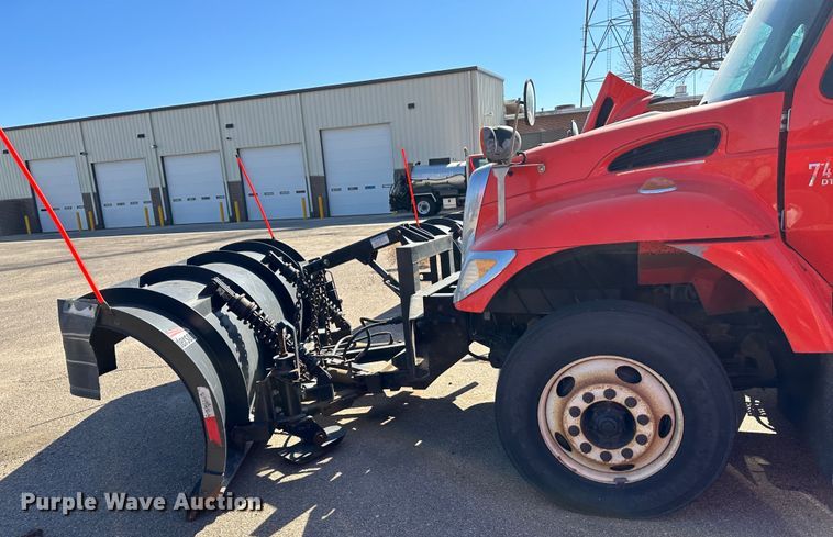 image for item LT9052 2005 International 7400  dump truck