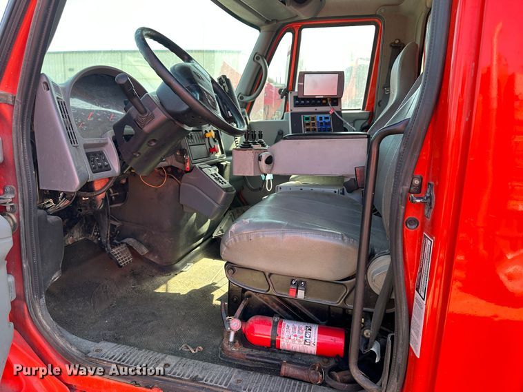 image for item LT9052 2005 International 7400  dump truck