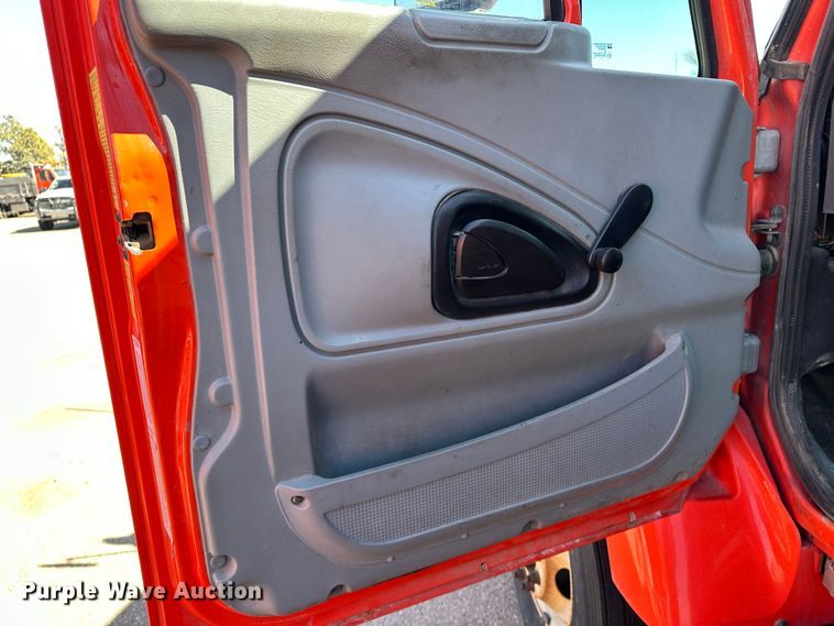 image for item LT9052 2005 International 7400  dump truck