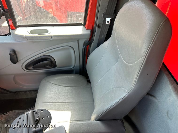 image for item LT9052 2005 International 7400  dump truck