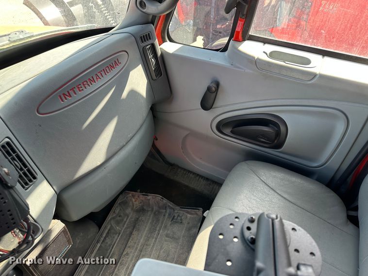 image for item LT9052 2005 International 7400  dump truck