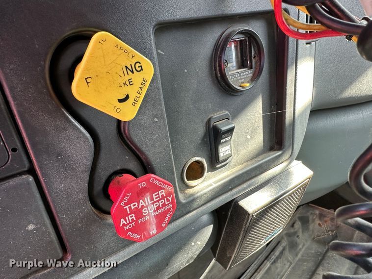 image for item LT9052 2005 International 7400  dump truck