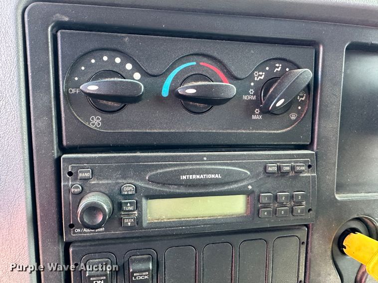 image for item LT9052 2005 International 7400  dump truck