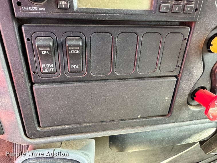 image for item LT9052 2005 International 7400  dump truck