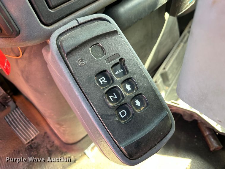 image for item LT9052 2005 International 7400  dump truck