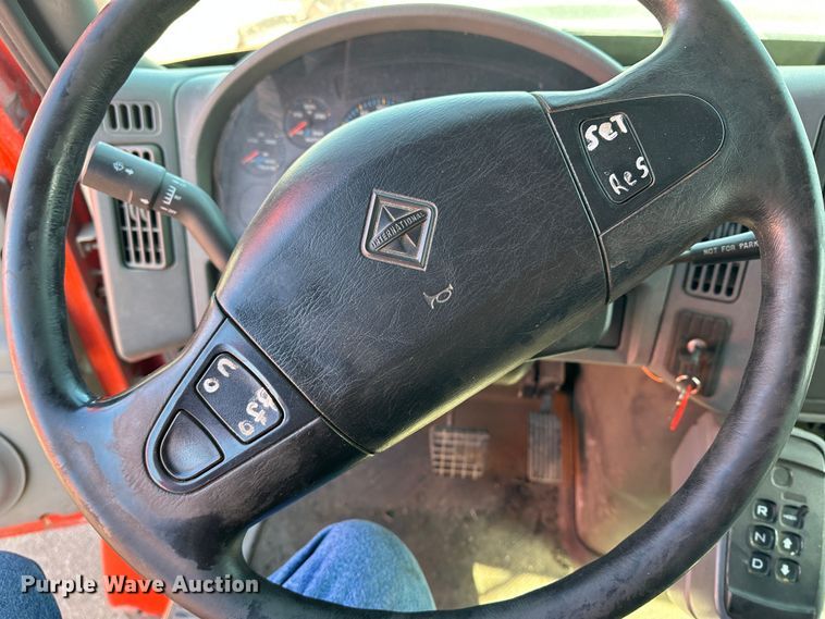 image for item LT9052 2005 International 7400  dump truck