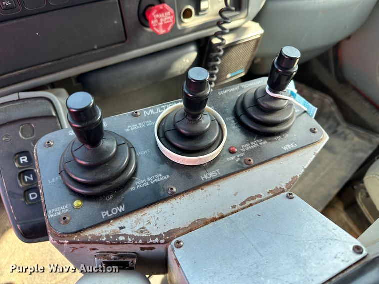 image for item LT9052 2005 International 7400  dump truck