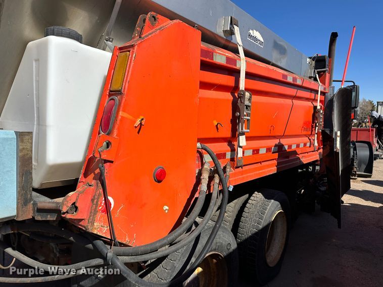 image for item LT9052 2005 International 7400  dump truck