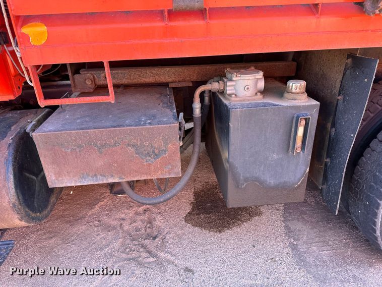 image for item LT9052 2005 International 7400  dump truck