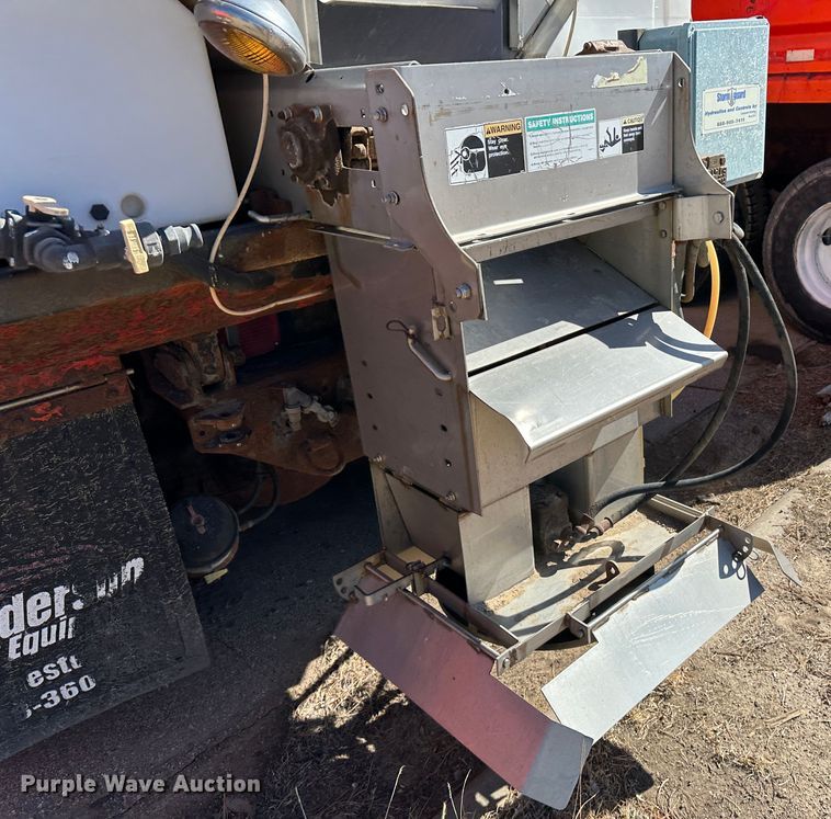 image for item LT9052 2005 International 7400  dump truck