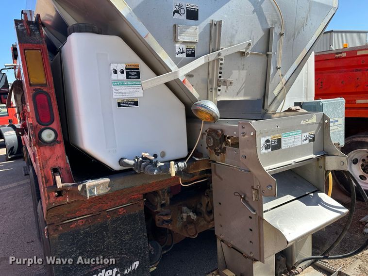 image for item LT9052 2005 International 7400  dump truck