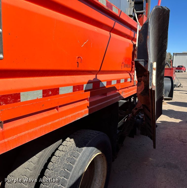 image for item LT9052 2005 International 7400  dump truck