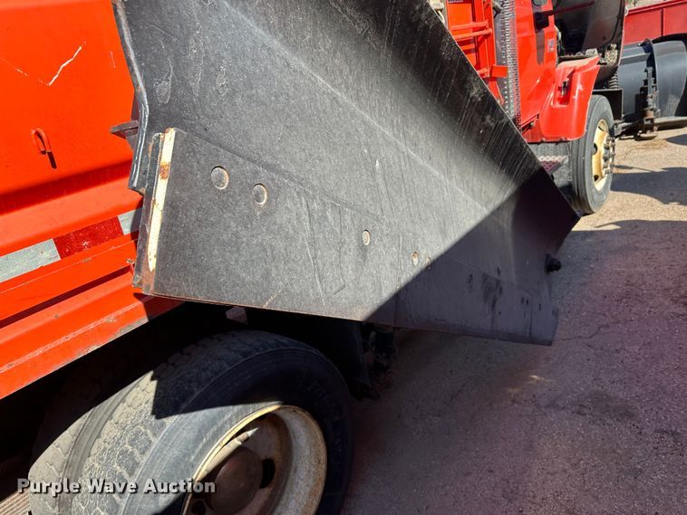 image for item LT9052 2005 International 7400  dump truck