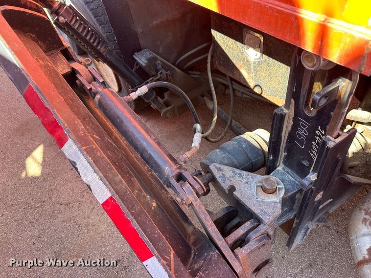 image for item LT9052 2005 International 7400  dump truck