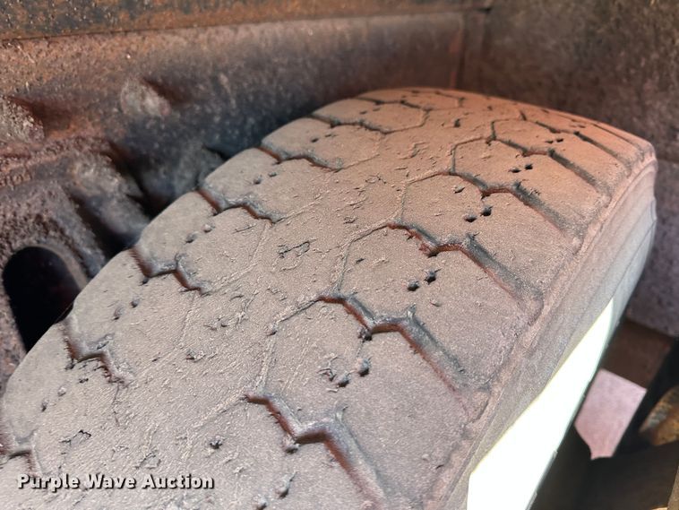 image for item LT9052 2005 International 7400  dump truck