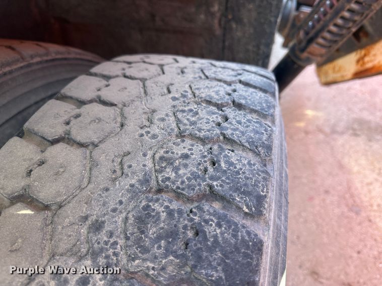 image for item LT9052 2005 International 7400  dump truck