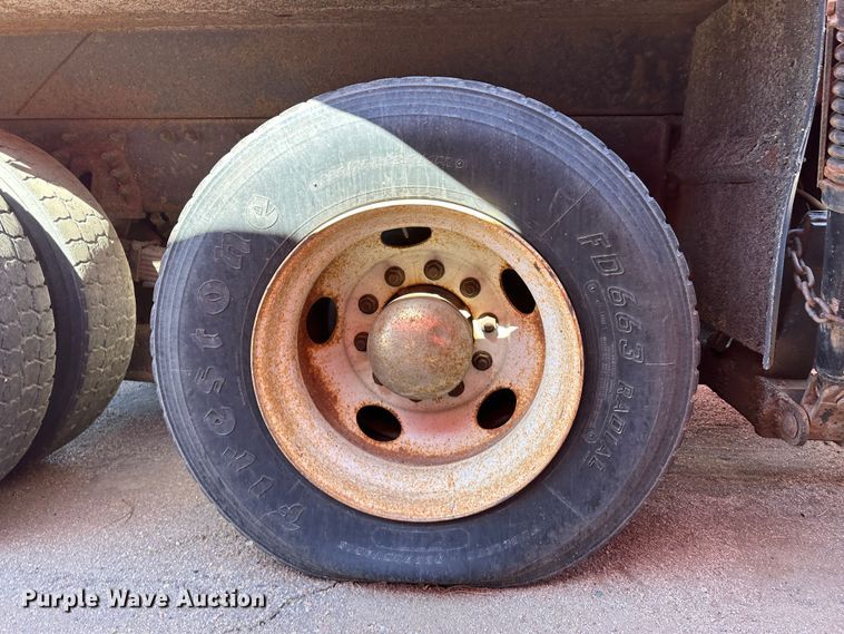 image for item LT9052 2005 International 7400  dump truck