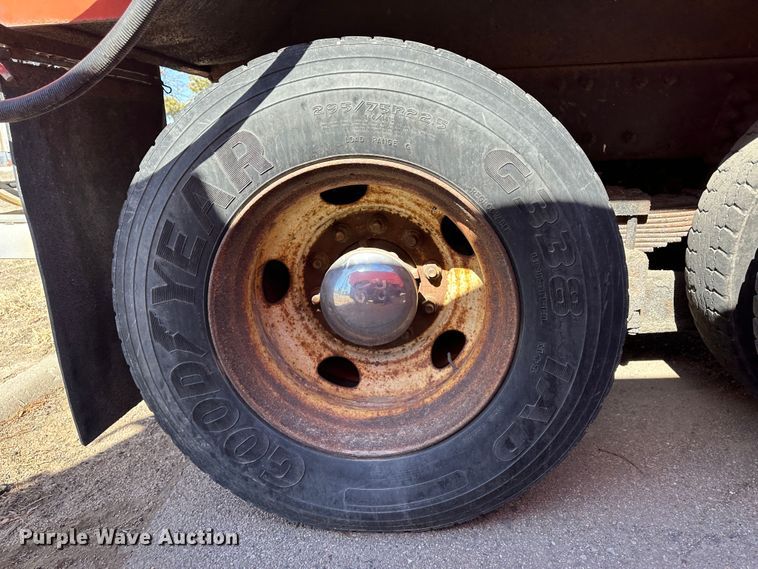 image for item LT9052 2005 International 7400  dump truck