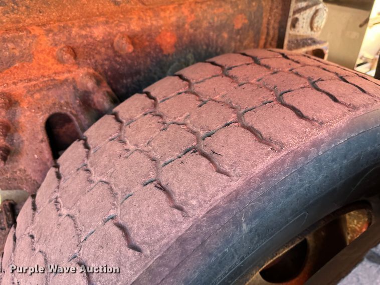 image for item LT9052 2005 International 7400  dump truck