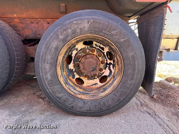 image for item LT9052 2005 International 7400  dump truck