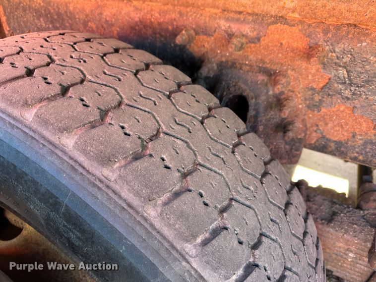 image for item LT9052 2005 International 7400  dump truck