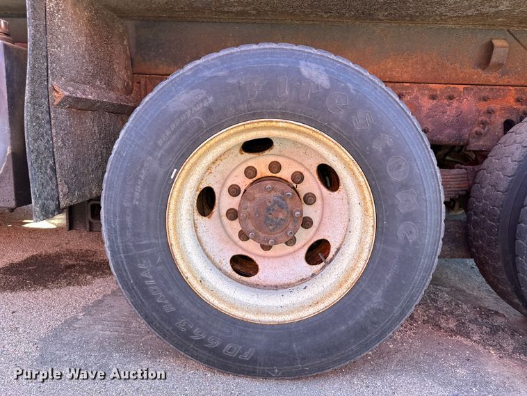 image for item LT9052 2005 International 7400  dump truck