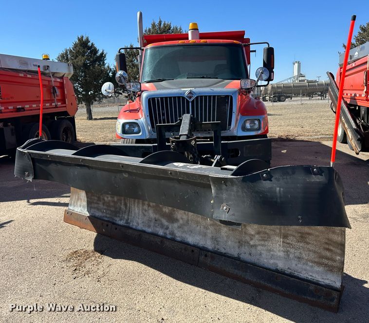 image for item LT9053 2007 International 7400  dump truck