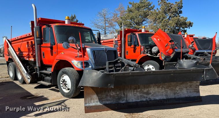 image for item LT9053 2007 International 7400  dump truck