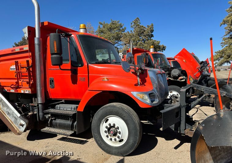 image for item LT9053 2007 International 7400  dump truck