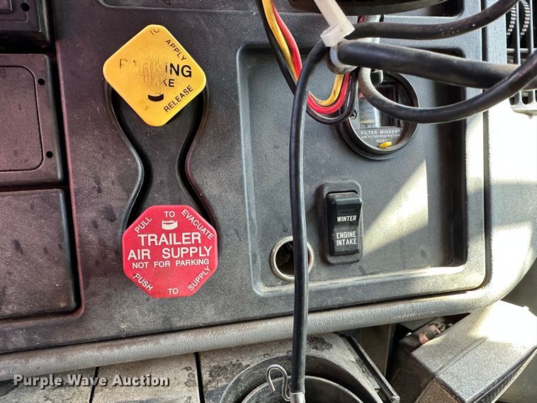 image for item LT9053 2007 International 7400  dump truck