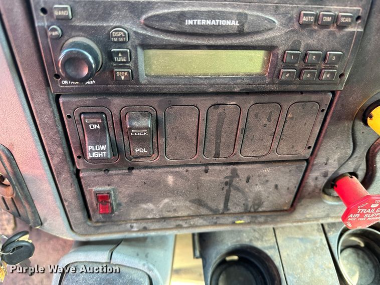 image for item LT9053 2007 International 7400  dump truck